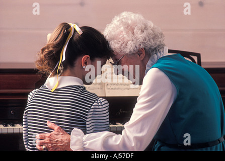 Großmutter Enkelin Klavier Unterricht Stockfoto