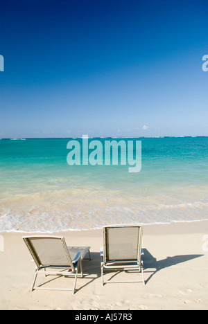 Strandkörbe am einsamen Strand, Hawaii Stockfoto