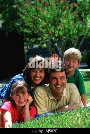 Familienbild mit Kindern beim Spielen im Rasen Stockfoto