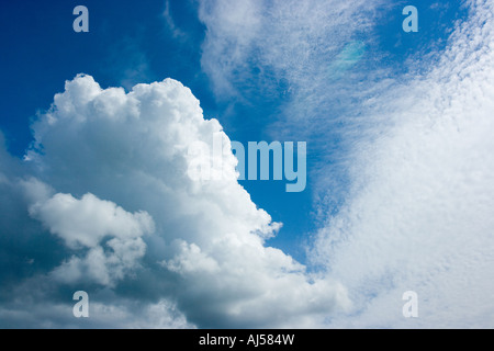 Cumulus-, Alt-Cumulus- und Zirruswolken in tiefblauem Himmel Stockfoto