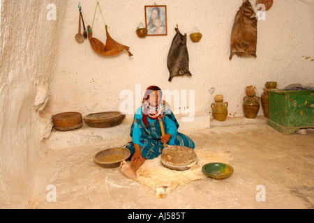 Dorfbewohner Mahlen von Getreide in einem Berber-Dorf in Tunesien Stockfoto