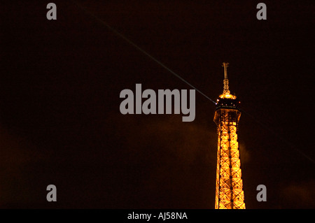 Eine klassische Ansicht des Eiffel Turms Obergeschosses gesehen von der nahe gelegenen Esplanade du Trocadéro, Paris Frankreich Stockfoto