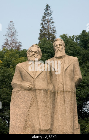 Büste des kommunistischen Symbole Karl Marx und Friedrich Engels im Fuxing Park in Shanghai, China Stockfoto