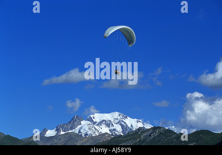 Tandem Gleitschirm fliegt über Mont Blanc im Sommer Stockfoto