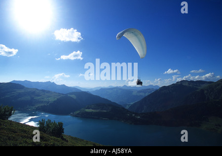 Tandem Gleitschirm fliegen über einem See in den französischen Alpen Stockfoto