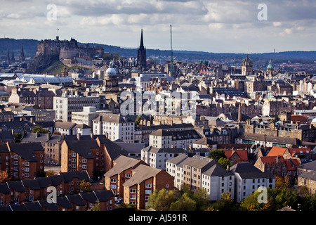 Auf der Dachterrasse Blick auf Edinburgh Blick über die Stadt in Richtung der Burg, Schottland. Stockfoto