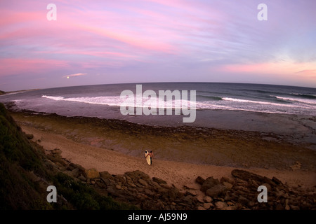 Surfer Spaziergänge Bells Beach Australien Stockfoto