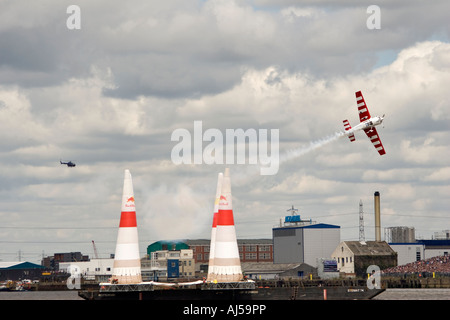 Flugzeug verlassen Tor Red Bull Air Race London 2007 Stockfoto