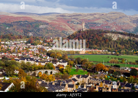 Herbstliche Aussicht auf die Ochil Hügel Abbey Craig und dem Wallace Monument von Stirling Castle esplanade Stockfoto