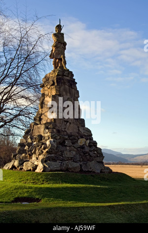 Blick auf das Black Watch Denkmal Aberfeldy The Monument zeigt Farquar Shaw in volle Highland Dress, Schottland. Stockfoto