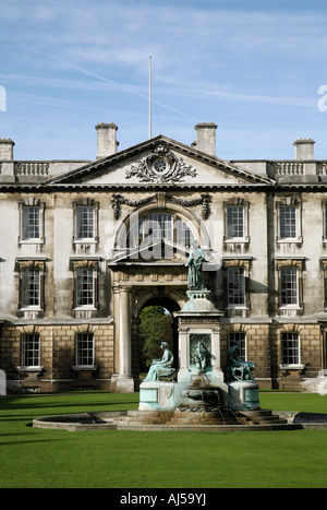 Vorplatz Kings College, Cambridge University mit der Statue von König Henry VI vor der Gibbs building Stockfoto