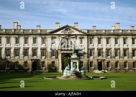 Kings College-Vorplatz, oder First Court, mit der Statue von König Heinrich VI. Vor dem Gibbs-Gebäude, Cambridge University, Cambridge, Großbritannien Stockfoto