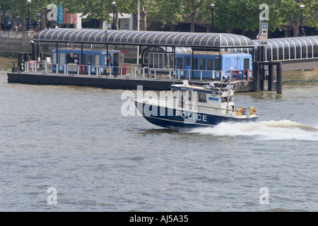 Polizei-Schnellboot übergibt der Festival-Anlegestelle am Fluss Themse London mit hoher Geschwindigkeit Stockfoto