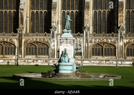 Statue von König Henry VI in der Mitte des Vorplatzes des Kings College, mit der Kapelle im Hintergrund, Cambridge University Stockfoto