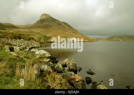 Die Llynnau Cregennen Seen sind hoch im Snowdonia National Park mit Blick auf Cader Idris und Barmouth Gruppe Stockfoto