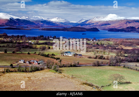 Blick vom Duncryne Hügel mit Blick über Farmland in Richtung Loch Lomond und die dahinter liegenden Berge Stockfoto