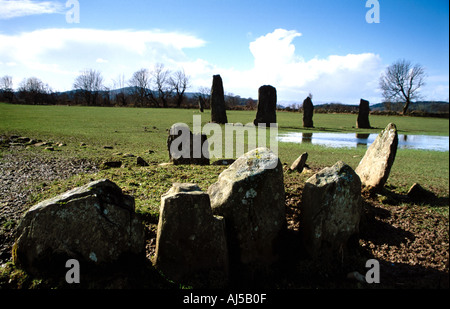 Ballymeanoch Stone Circle mit der Ballymeanoch Standing Stones Ausrichtung im Hintergrund. Stockfoto