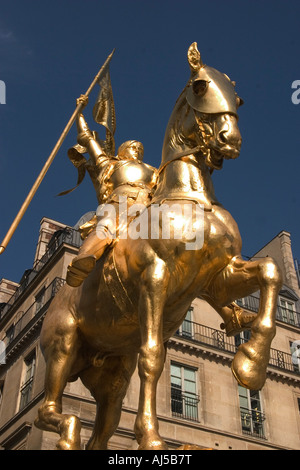 Eine goldene vergoldete Statue von Jeanne d ' Arc sieht man im Zentrum von Paris Frankreich Stockfoto