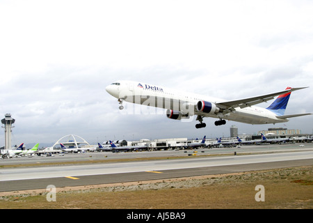 Delta Boeing B767 Start LAX mit Terminal und Tower im Hintergrund im Moment abheben Stockfoto