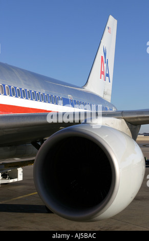 American Airlines B757 parkten auf Rampe DFW Flughafen Dezember 2003 links Motor Rumpf Seitenleitwerk fin Stockfoto