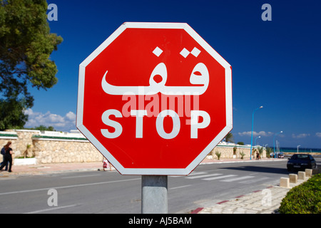 Zweisprachige Stop-Schild, Monastir, Tunesien Stockfoto