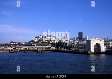 San Francisco Bay harbour die Pfeiler die Ausflugsboote von Fishermans Wharf Arch Coit Tower und die Trans-Amerika-Pyramide Segeln Stockfoto