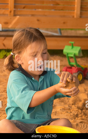 junge Mädchen spielen im Sandkasten Stockfoto