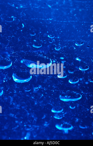 Wassertropfen auf der Glasoberfläche Stockfoto