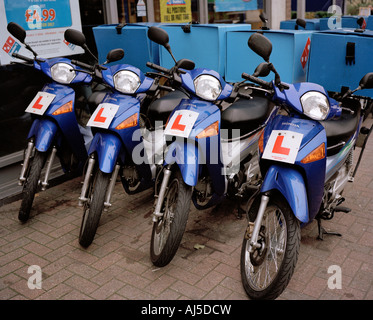 Reihe von blauen Pizza Lieferung Motorräder mit L-Platten. Stockfoto