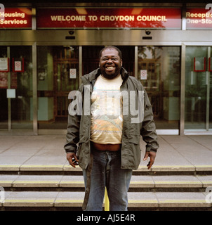 Ein Westindischen Mann steht außen Croydon Council Büros, Croydon, London, England, UK. Stockfoto