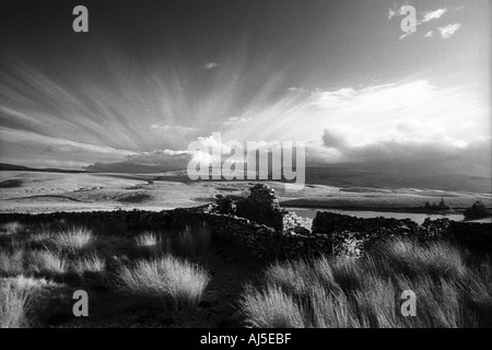 Ein Blick über die Hügel von der Straße in Richtung Sedbergh Wildschwein fiel in der Ferne, Cumbria. Schwarz / weiß-Landschaft Stockfoto