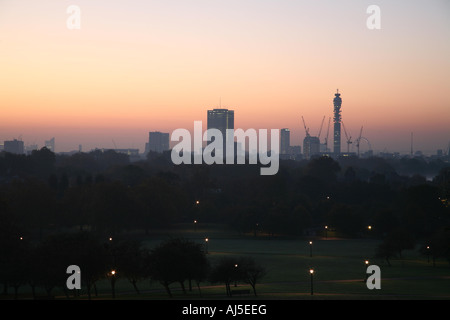 Blick auf London von Primrose Hill genommen im Morgengrauen Stockfoto