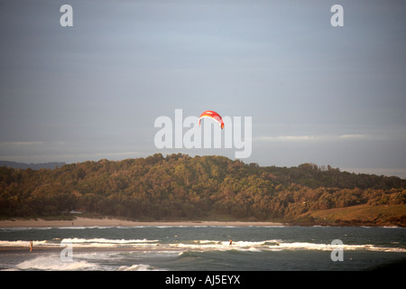 Parken Sie Strand mit Kitesurfer am Abend Sonnenlicht in Coffs Harbour in New South Wales NSW Australia Stockfoto