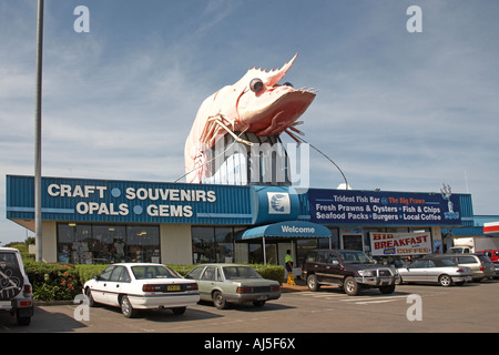 Trident Fish Bar oder die großen Garnelen mit Riesen Garnelen auf dem Dach in der Nähe von Ballina in New South Wales NSW Australia amüsant lustige comi Stockfoto