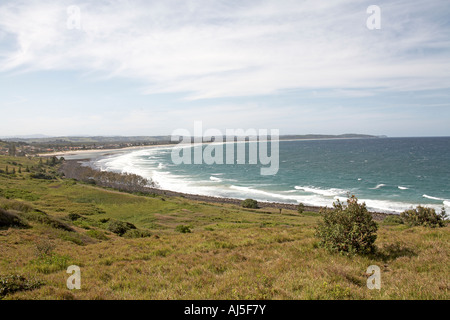 Strand und Stadt von Lennox Head mit Hügeln an der Küste von New South Wales NSW Australia Stockfoto