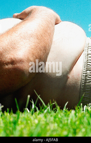 Übergewichtiger Mann Sonnenbaden Stockfoto