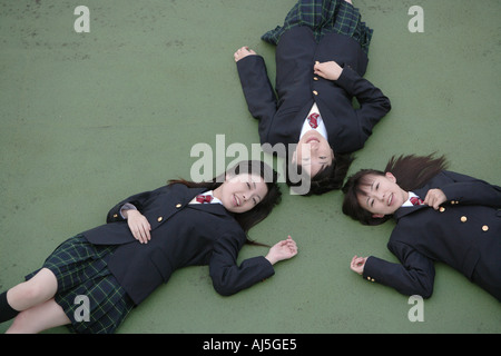 Drei High School Mädchen liegend Stockfoto