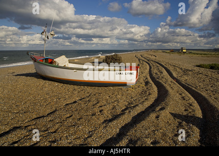 Krabben-Boote auf der Kiesstrand am Cley North Norfolk Teil einer National Nature Reserve hochgezogen Stockfoto