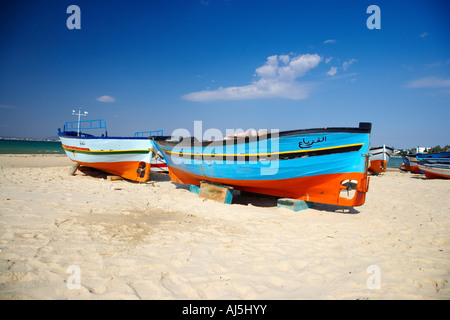 Angelboote/Fischerboote am Strand vor dem alten Fort Hammamet Tunesien Stockfoto