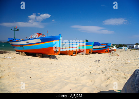 Angelboote/Fischerboote am Strand vor dem alten Fort Hammamet Tunesien Stockfoto