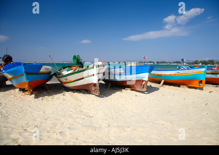 Angelboote/Fischerboote am Strand vor dem alten Fort Hammamet Tunesien Stockfoto