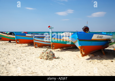 Angelboote/Fischerboote am Strand vor dem alten Fort Hammamet Tunesien Stockfoto