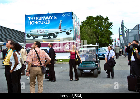 Paris Frankreich, öffentliche Veranstaltungen Geschäftsleute auf der Paris Air Show am Flughafen Bourget, die Werbeanzeige suchen, nationale Tagung frankreich, Stockfoto