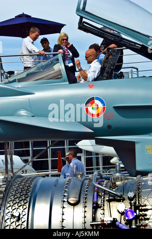 Paris Fra-nce, öffentliche Veranstaltungen, Unternehmer bei der Paris Air Show' Am 'Flughafen le Bourget' an Jet Kampfflugzeuge Stockfoto