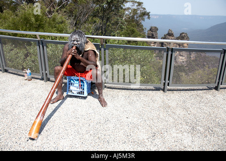 Aborigine oder Boriginal Mann Straßenmusik spielt Didgeridoo bei Lookout Three Sisters in Katoomba Blue Mountains New South Wales NSW A Stockfoto