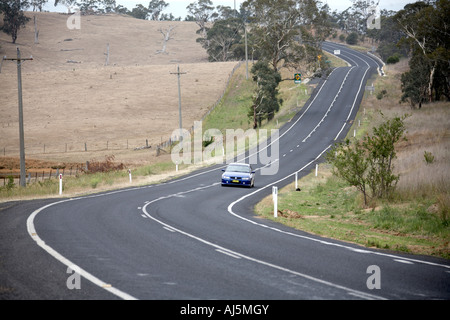 Straße mit Kurven und Mietwagen in Latiums der Blue Mountains New South Wales NSW Australia Stockfoto