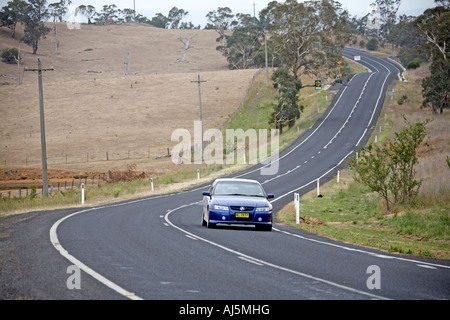 Straße mit Kurven und Mietwagen in Latiums der Blue Mountains New South Wales NSW Australia Stockfoto