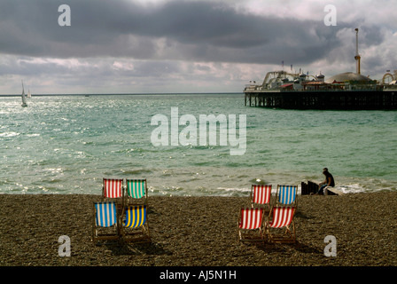 Bunte Liegestühle am Strand von Brighton Stockfoto