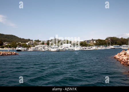 Marina Hafen und Stadt von Nelson Bay mit Boote und Kreuzer in Port Stephens New South Wales NSW Australia Stockfoto