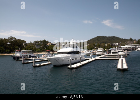 Marina Hafen und Stadt von Nelson Bay mit Boote und Kreuzer in Port Stephens New South Wales NSW Australia Stockfoto